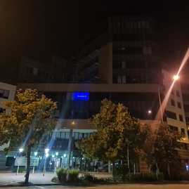 Zväčšiť fotografiu - Župný úrad svietil opäť na modro, tentokrát na podporu posunkových jazykov - IMG-20220924-WA0000