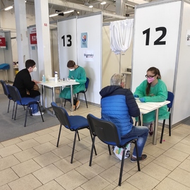 Zväčšiť fotografiu - Cez víkend bude župa očkovať astrou aj pfizerom - Očkovanie_05-1 (116)