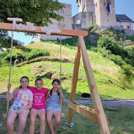 Zväčšiť fotografiu - Čoraz obľúbenejšie hojdačky v prírode lákajú na návštevu trenčianskeho kraja - hojdacky1