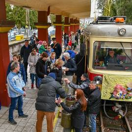 Historická električka venovala tematickú jazdu nežnému pohlaviu, mdž prišlo na jej koľaje osláviť takmer 470 cestujúcich - 53733277_2213625088694426_3074962856110718976_n