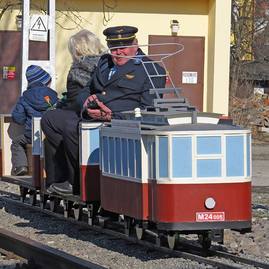 Koľajnice trenčianskej elektrickej železnice medzi trenčianskou teplou a teplicami ožijú aj tento rok. opäť s podporou tsk. - 10537095_906075419414471_2614882740396667233_n
