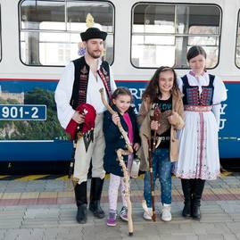 Koľajnice trenčianskej elektrickej železnice medzi trenčianskou teplou a teplicami ožijú aj tento rok. opäť s podporou tsk. - 12670480_1081468341896063_3411021582084740652_n