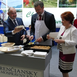 Na 4. ročník výstavy region tour expo v trenčíne prišla trenčianska župa s novým výstavným stánkom a regionálnou kuchárkou „od frištiku k večeri“ - 22