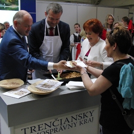 Na 4. ročník výstavy region tour expo v trenčíne prišla trenčianska župa s novým výstavným stánkom a regionálnou kuchárkou „od frištiku k večeri“ - 23