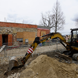 Rekonštrukcia administratívnej budovy na trenčianskom hrade napreduje. podľa harmonogramu pokračujú aj práce na sprístupnení južného opevnenia. - 20190318_TN_HRAD_kontrolny_den_003w