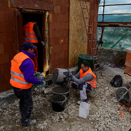 Rekonštrukcia administratívnej budovy na trenčianskom hrade napreduje. podľa harmonogramu pokračujú aj práce na sprístupnení južného opevnenia. - 20190318_TN_HRAD_kontrolny_den_004w