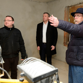 Rekonštrukcia administratívnej budovy na trenčianskom hrade napreduje. podľa harmonogramu pokračujú aj práce na sprístupnení južného opevnenia. - 20190318_TN_HRAD_kontrolny_den_014w