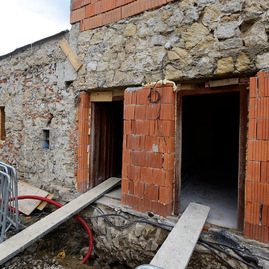 Rekonštrukcia administratívnej budovy na trenčianskom hrade napreduje. podľa harmonogramu pokračujú aj práce na sprístupnení južného opevnenia. - 20190318_TN_HRAD_kontrolny_den_017w