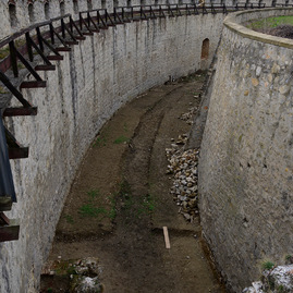 Rekonštrukcia administratívnej budovy na trenčianskom hrade napreduje. podľa harmonogramu pokračujú aj práce na sprístupnení južného opevnenia. - 20190318_TN_HRAD_kontrolny_den_030w