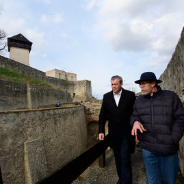 Rekonštrukcia administratívnej budovy na trenčianskom hrade napreduje. podľa harmonogramu pokračujú aj práce na sprístupnení južného opevnenia. - 20190318_TN_HRAD_kontrolny_den_038w