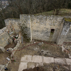 Rekonštrukcia administratívnej budovy na trenčianskom hrade napreduje. podľa harmonogramu pokračujú aj práce na sprístupnení južného opevnenia. - 20190318_TN_HRAD_kontrolny_den_051w