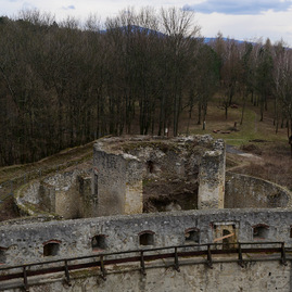 Rekonštrukcia administratívnej budovy na trenčianskom hrade napreduje. podľa harmonogramu pokračujú aj práce na sprístupnení južného opevnenia. - 20190318_TN_HRAD_kontrolny_den_055w