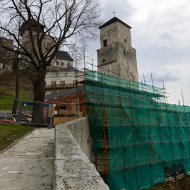 Rekonštrukcia administratívnej budovy na trenčianskom hrade napreduje. podľa harmonogramu pokračujú aj práce na sprístupnení južného opevnenia. - 20190318_TN_HRAD_kontrolny_den_063w