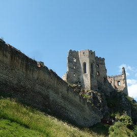 Zväčšiť fotografiu - Tohtoročné leto z hľadiska návštevnosti potiahli najmä slováci - beckovsky_hrad
