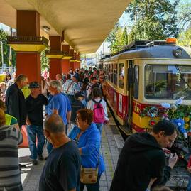 Veľkonočnou električkou sa previezlo viac ako 1 200 cestujúcich, viacero návštevníkov zaujalo i depo električky a dopravná expozícia v jeho útrobách - 58383173_2279346335455634_1091111921580507136_n