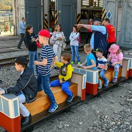 Veľkonočnou električkou sa previezlo viac ako 1 200 cestujúcich, viacero návštevníkov zaujalo i depo električky a dopravná expozícia v jeho útrobách - 58551663_2279343812122553_5802418744365940736_n