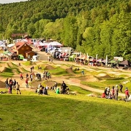 Vrcholy 3. ročníka vrchárskej koruny trenčianska predstavia jaskyne, dračiu studňu aj mauzóleum - Bikepark Kálnica
