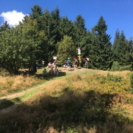 Vrcholy 3. ročníka vrchárskej koruny trenčianska predstavia jaskyne, dračiu studňu aj mauzóleum - Malý Javorník