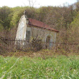 Vrcholy 3. ročníka vrchárskej koruny trenčianska predstavia jaskyne, dračiu studňu aj mauzóleum - mauzoleum_szilvayovci_16