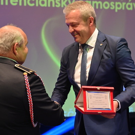 Zväčšiť fotografiu - Nový defibrilátor putoval do okresu púchov