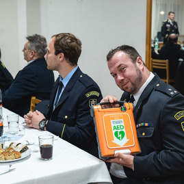 Zväčšiť fotografiu - Župan odovzdal posledné 4 defibrilátory - TSK_AED_Krajné_mini-17