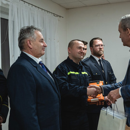 Zväčšiť fotografiu - Župan odovzdal posledné 4 defibrilátory - TSK_AED_Krajné_mini-7