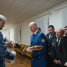 Zväčšiť fotografiu - Župan odovzdal posledné 4 defibrilátory - TSK_AED_Krajné_mini-8