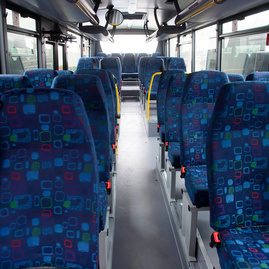 Budúci týždeň vyrazí na cesty 25 nových prímestských autobusov, za lístok v nich by malo byť možné zaplatiť aj svojou bankovou kartou - modry autobus1
