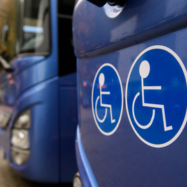 Budúci týždeň vyrazí na cesty 25 nových prímestských autobusov, za lístok v nich by malo byť možné zaplatiť aj svojou bankovou kartou - modry autobus2