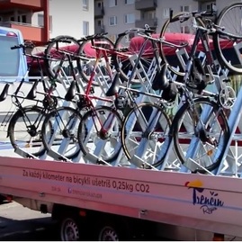 Cykloautobusy už pred vrcholom sezóny prekonali minuloročný počet prevezených cyklistov. vyskúšať si ich môžete ešte do konca prázdnin - voziky v praxi
