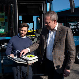 Zväčšiť fotografiu - Defibrilátory nájdete aj v modrých autobusoch na hornej nitre - 20220314_PD_SAD_003w
