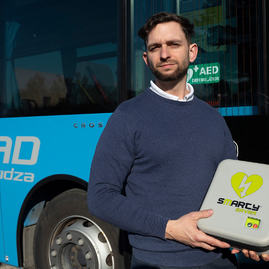 Zväčšiť fotografiu - Defibrilátory nájdete aj v modrých autobusoch na hornej nitre - 20220314_PD_SAD_007w