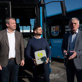 Zväčšiť fotografiu - Defibrilátory nájdete aj v modrých autobusoch na hornej nitre - 20220314_PD_SAD_008w