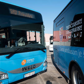 Zväčšiť fotografiu - Defibrilátory nájdete aj v modrých autobusoch na hornej nitre - 20220314_PD_SAD_009w