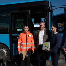 Zväčšiť fotografiu - Defibrilátory nájdete aj v modrých autobusoch na hornej nitre - 20220314_PD_SAD_016w