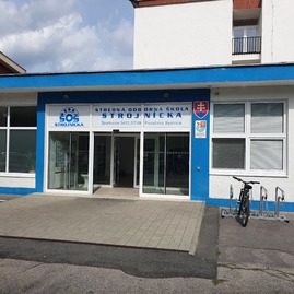 Zväčšiť fotografiu - Do priestoru pred krajskou školou pribudli cyklostojany - 20230918_120102