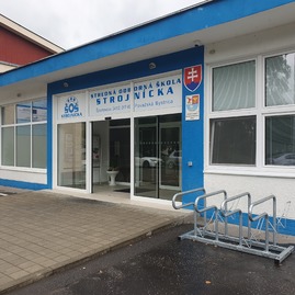 Zväčšiť fotografiu - Do priestoru pred krajskou školou pribudli cyklostojany - 20230919_085930