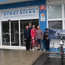 Zväčšiť fotografiu - Do priestoru pred krajskou školou pribudli cyklostojany - DSC_9396-orez