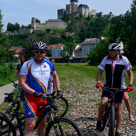 Kraj šliape do pedálov a usilovne pracuje na medzinárodnej cyklotrase, ktorá spojí dve krajiny, kraje i dva hrady - 20190617_cyklotrasa_TN_NEMSOVA_003w
