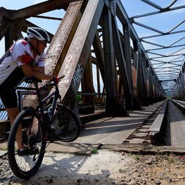 Kraj šliape do pedálov a usilovne pracuje na medzinárodnej cyklotrase, ktorá spojí dve krajiny, kraje i dva hrady - 20190617_cyklotrasa_TN_NEMSOVA_008w