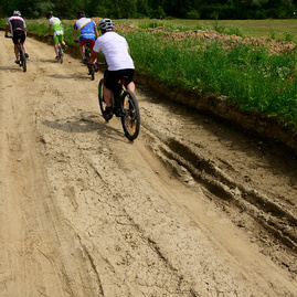 Kraj šliape do pedálov a usilovne pracuje na medzinárodnej cyklotrase, ktorá spojí dve krajiny, kraje i dva hrady - 20190617_cyklotrasa_TN_NEMSOVA_029w