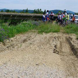 Kraj šliape do pedálov a usilovne pracuje na medzinárodnej cyklotrase, ktorá spojí dve krajiny, kraje i dva hrady - 20190617_cyklotrasa_TN_NEMSOVA_056w