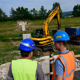 Kraj šliape do pedálov a usilovne pracuje na medzinárodnej cyklotrase, ktorá spojí dve krajiny, kraje i dva hrady - 20190617_cyklotrasa_TN_NEMSOVA_062w