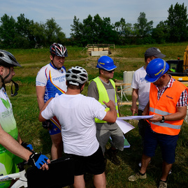Kraj šliape do pedálov a usilovne pracuje na medzinárodnej cyklotrase, ktorá spojí dve krajiny, kraje i dva hrady - 20190617_cyklotrasa_TN_NEMSOVA_067w