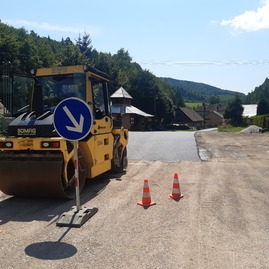 Zväčšiť fotografiu - Kraj tento rok opravil takmer 73 km ciest za viac ako 15 mil. eur - Gápeľ_R (1)