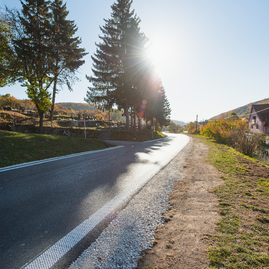 Zväčšiť fotografiu - Kraj tento rok opravil takmer 73 km ciest za viac ako 15 mil. eur - TSK_Bošácka dolina cesta (5)