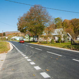 Zväčšiť fotografiu - Kraj tento rok opravil takmer 73 km ciest za viac ako 15 mil. eur - TSK_Bošácka dolina cesta (9)