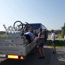 Zväčšiť fotografiu - Leto v sedle bicykla opäť aj s cyklobusmi trenčianskej župy - 37208236_766183260218928_2120122378452205568_n
