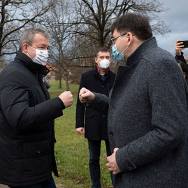 Zväčšiť fotografiu - Medzi hradišťom a partizánskym sa motoristi tešia z vynoveného úseku cesty - 20201207_PE_002w