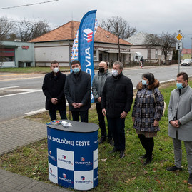 Zväčšiť fotografiu - Medzi hradišťom a partizánskym sa motoristi tešia z vynoveného úseku cesty - 20201207_PE_003w